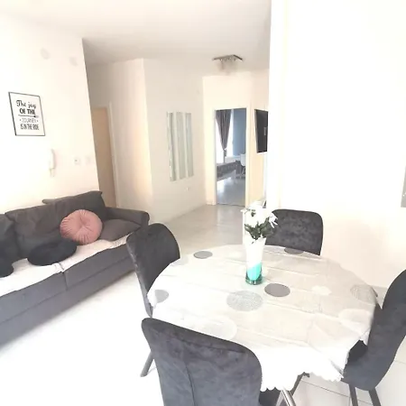 아파트 Mit Terrasse By Interhome