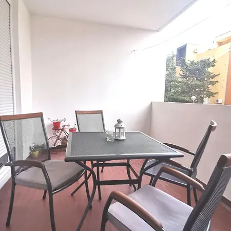 아파트 Mit Terrasse By Interhome